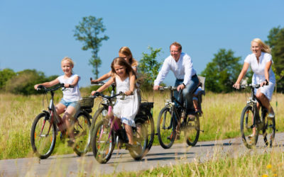 Familie fährt Fahrrad im Sommer