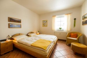 Schlafzimmer mit Doppelbett