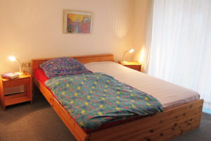 Schlafzimmer mit Doppelbett