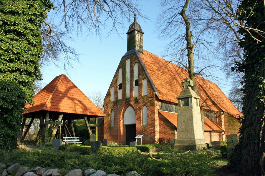St. Marien Kirche Waase im Jahr 2005