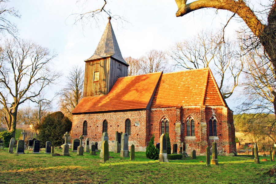 Ev. Kirche Groß Zicker im Jahr 2005