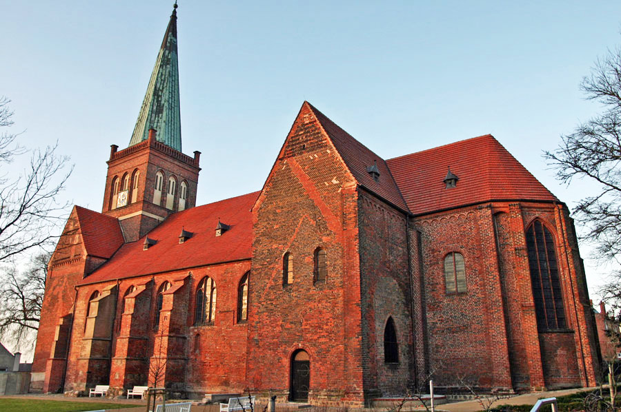 St. Marien Kirche Bergen im Jahr 2005