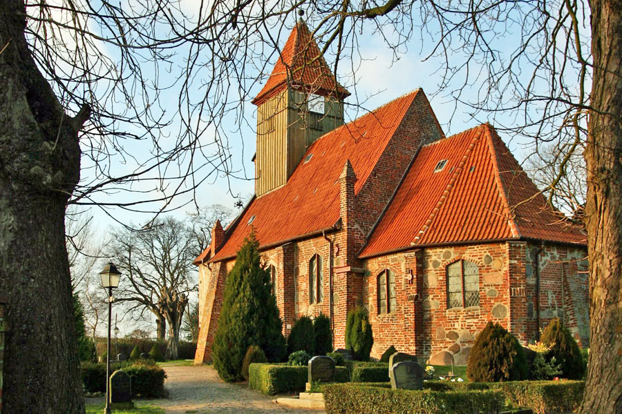 St. Katharina Kirche Middelhagen im Jahr 2005