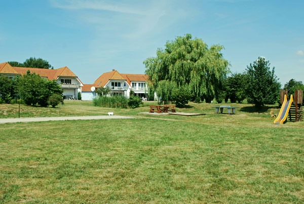 Der Spielplatz und die Ferienanlage