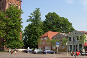 Marktplatz und Kirche in Gingst