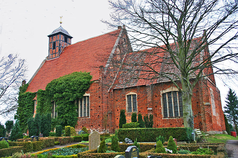 Dorfkirche Samtens im Jahr 2005