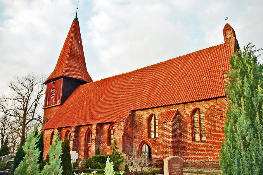 St. Nicolaikirche Altefähr im Jahr 2005