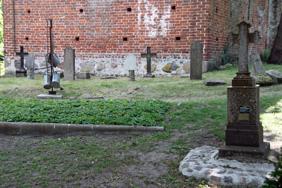Friedhof der Dorfkirche Gustow im Jahr 2016