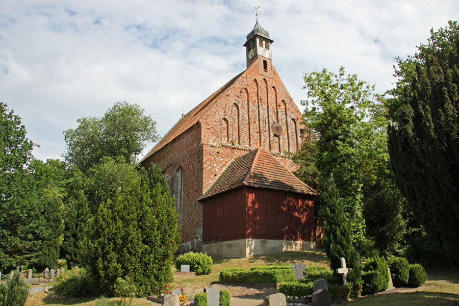 Dorfkirche Gustow im Jahr 2005