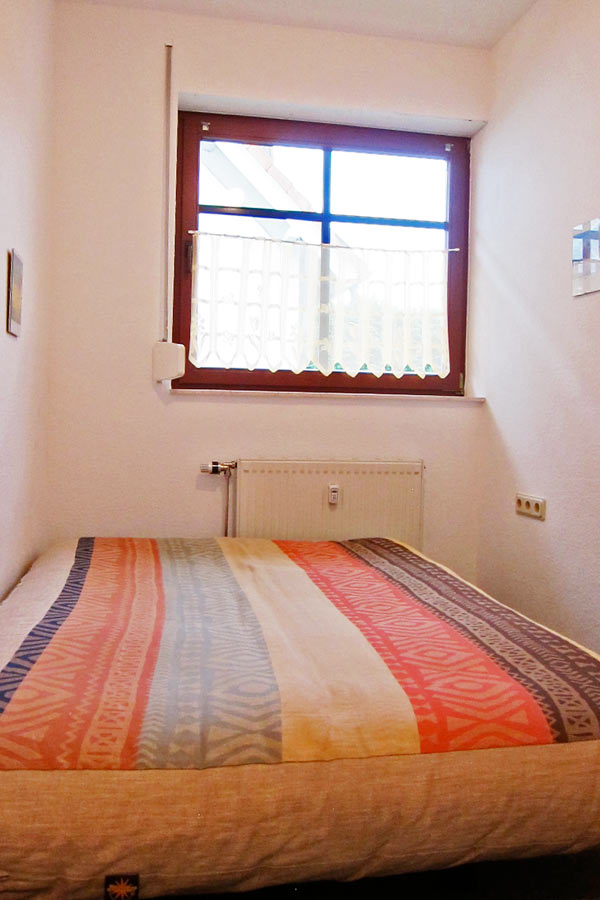 Zweites Schlafzimmer mit Doppelbett, Fotonmatratze, ca. 1,40 m Breite