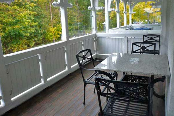 Balkon Tisch und Stühlen