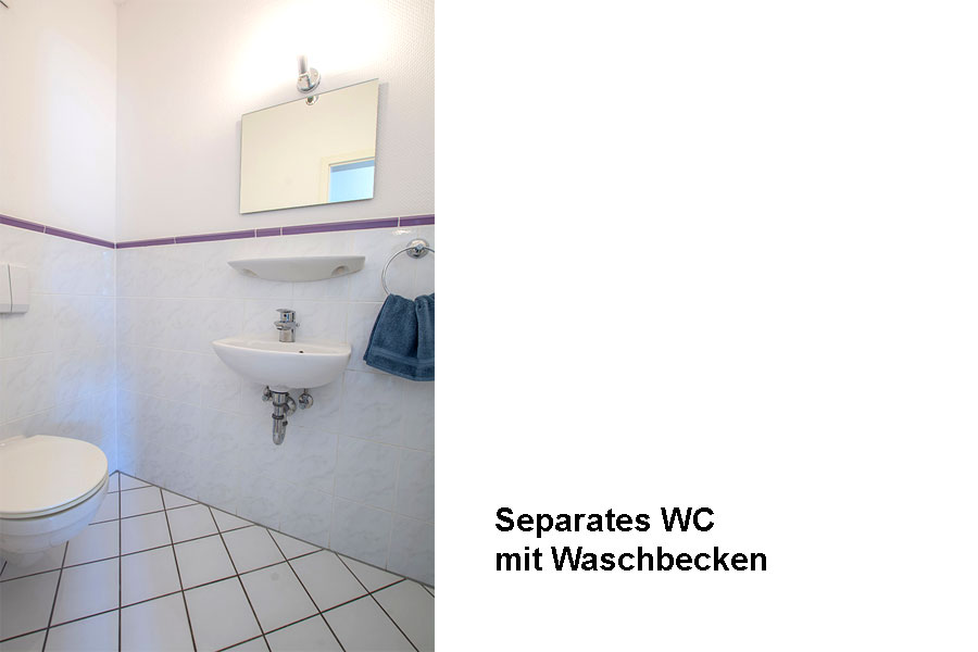 Separate Toilette mit Waschbecken