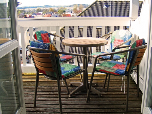 Balkon mit Tisch und Stühlen