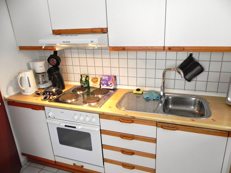 separate Küche mit Geschirrspülmaschine,