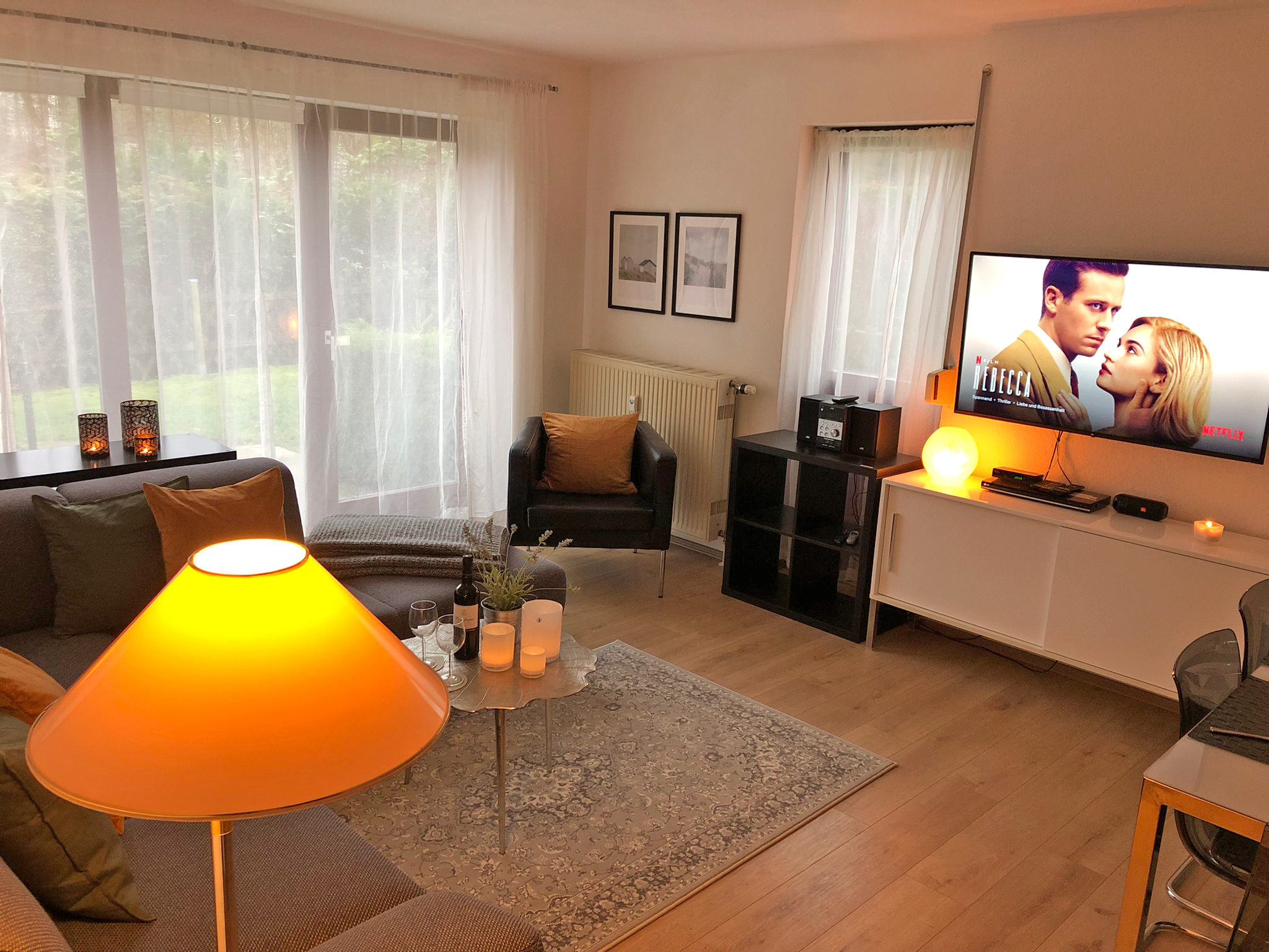 Der Wohnraum mit TV